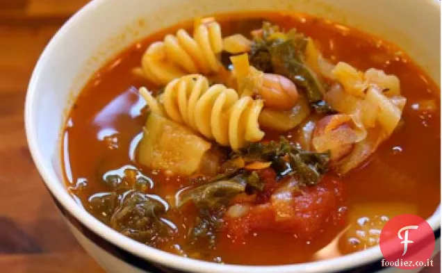Zuppa di pomodoro abbondante con pollo e pasta