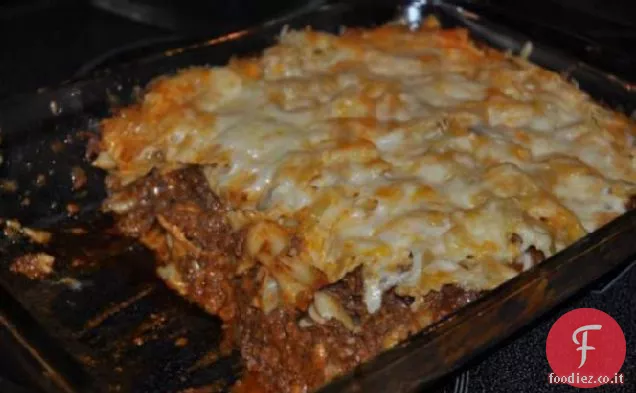 Casseruola di carne macinata a strati di formaggio e pasta