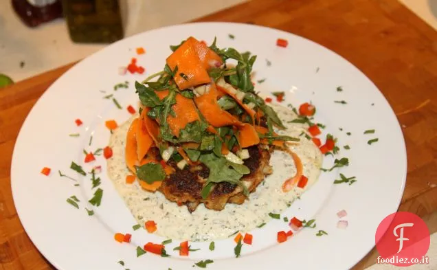 Rucola, crescione e insalata di carote rasate e mela tagliata a dadini con le