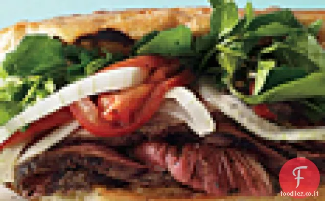 Panini di bistecca alla griglia con crescione marinato, cipolla e