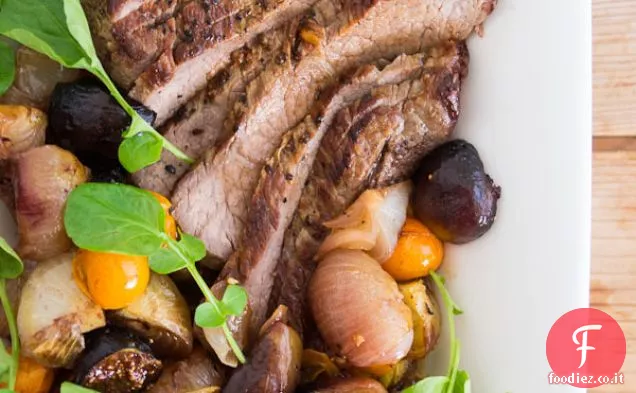 Tri-tip di manzo con fichi arrostiti, pomodori e cipolle