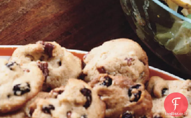 Biscotti con gocce di noci pecan e uva passa