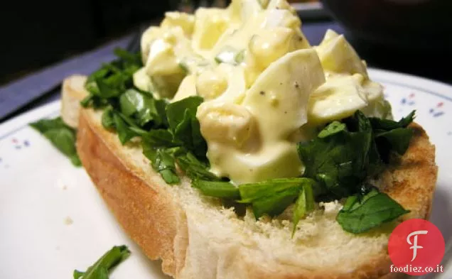 Cena stasera: insalata di uova a faccia aperta e panino al crescione
