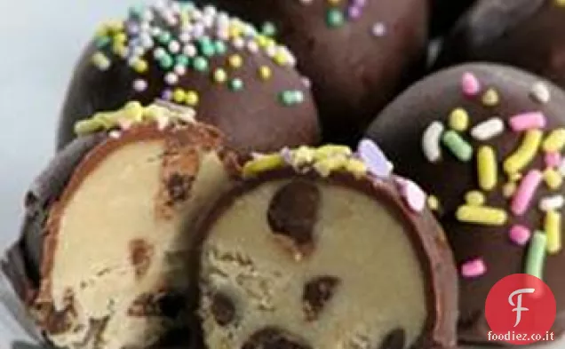 Palline di pasta biscotto con gocce di cioccolato surgelate