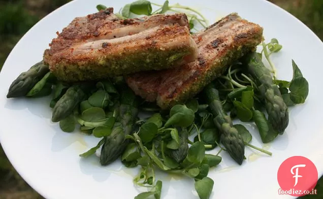Cotolette di agnello in crosta di erbe con insalata di asparagi e crescione