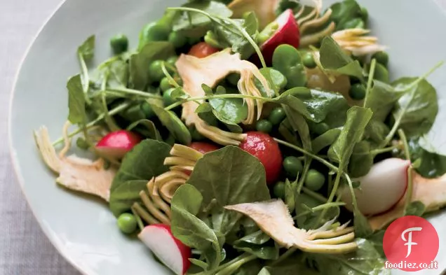 Insalata di verdure croccante con piselli saltati e ravanelli