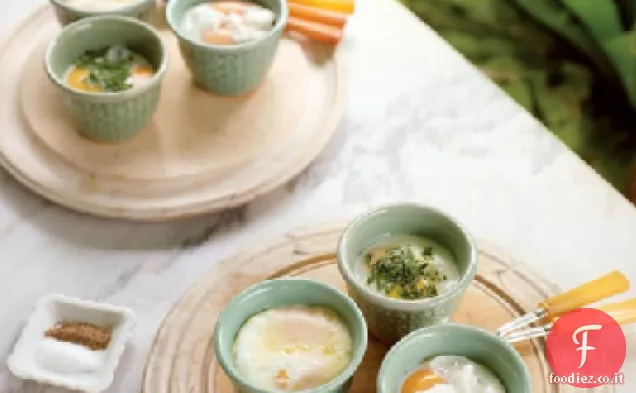 Uova al forno con pancetta, formaggio ed erbe aromatiche