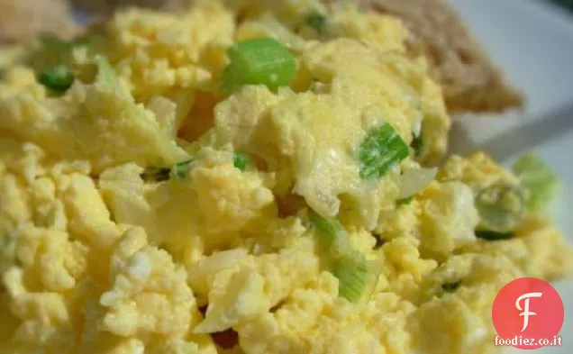 Uova strapazzate di formaggio con cipolle verdi