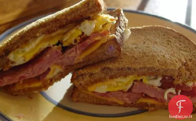 Panino con uova fritte e formaggio