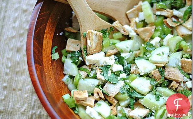 Insalata di pane pita con cetriolo, menta e feta