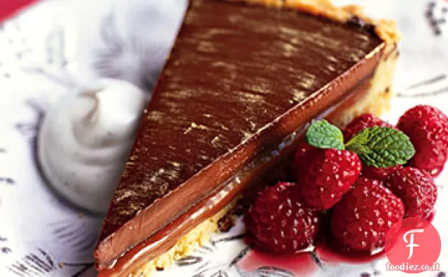 Crostata al cioccolato e Caramello con lamponi ubriachi e Crema Fraiche alla vaniglia