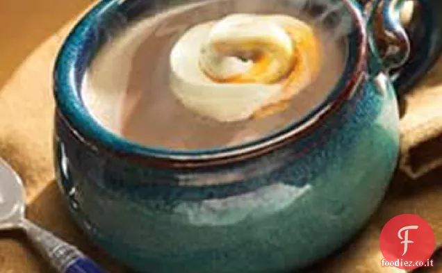Cioccolato caldo di turbinio della crema del caramello