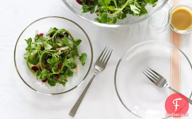 Insalata di crescione con frutta secca e mandorle