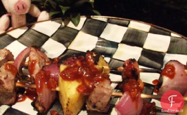 Spiedini di maiale alla griglia con salsa barbecue al curry rosso affumicato