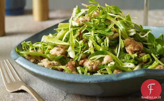 Insalata di scarola calda con piselli e salsiccia