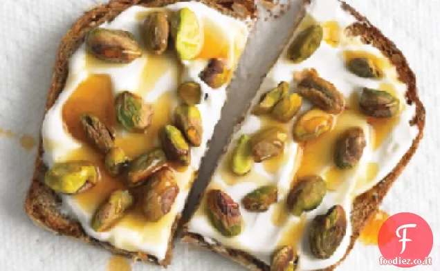 Pane Tostato Integrale con Yogurt e Pistacchi