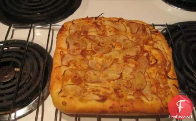 Focaccia Con Cipolle Caramellate, Pera e Formaggio Erborinato