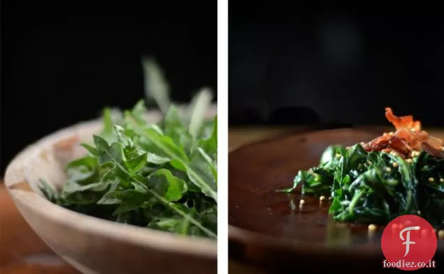 Erbacce sul tavolo della cucina: verdi di tarassaco appassiti con semi di senape tostati