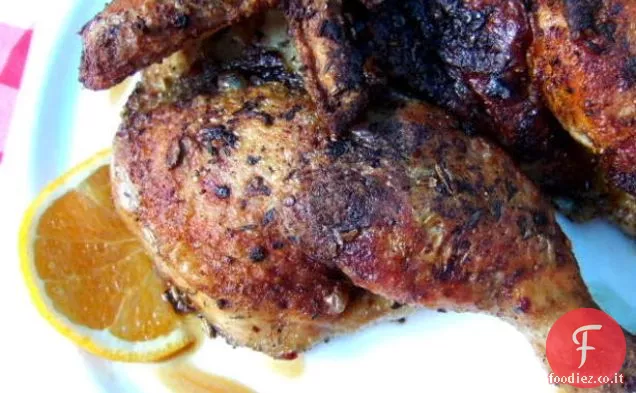 Pollo felice croccante Spatchcocked con salsa all'arancia ricca