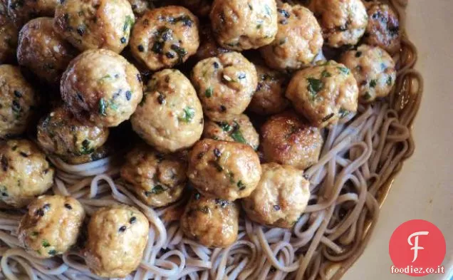 Polpette e spaghetti di ispirazione asiatica