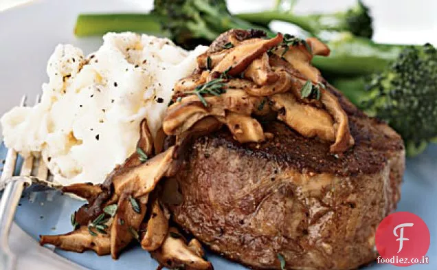 Bistecche di filetto di manzo con salsa di funghi Shiitake