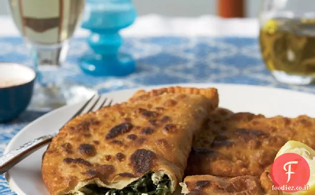 Torte a mano greche con verdure, aneto, menta e Feta