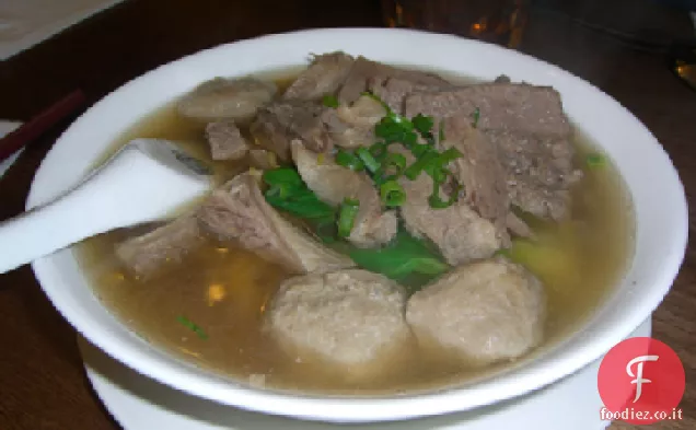 Veloce manzo asiatico, verdura e zuppa di Noodle