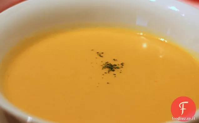 Zuppa di carote cremosa senza crema con erbe