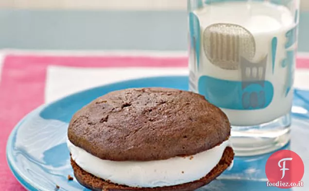 Biscotti sandwich al cioccolato con ripieno di crema Marshmallow