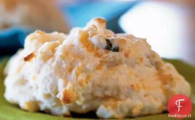 Panna acida, cheddar e biscotti a goccia di cipolla verde