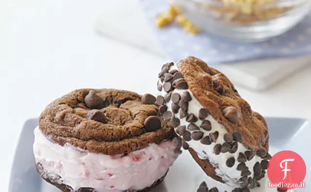 Panini gelato al cioccolato e biscotti