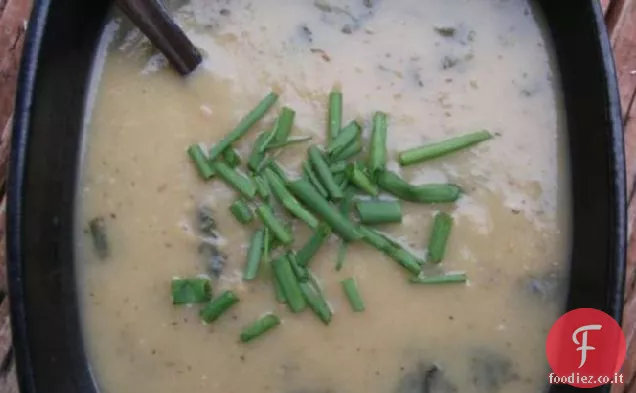 Zuppa portoghese di patate e coriandolo