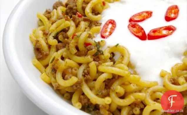 Trito di manzo e maccheroni con salsa allo yogurt e aglio