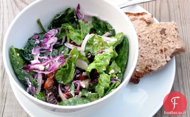 Grande insalata verde con datteri, pollo, Mandorle affumicate, formaggio di capra
