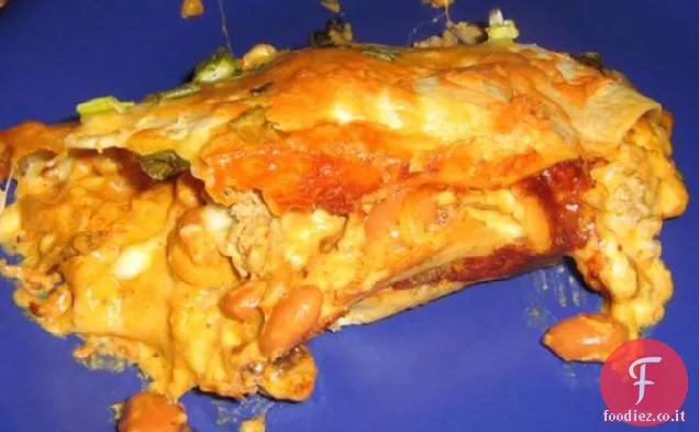 Sabato sera Pollo, formaggio e fagioli fritti Enchiladas