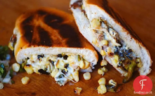 Panino al formaggio grigliato con peperoncino e mais carbonizzati