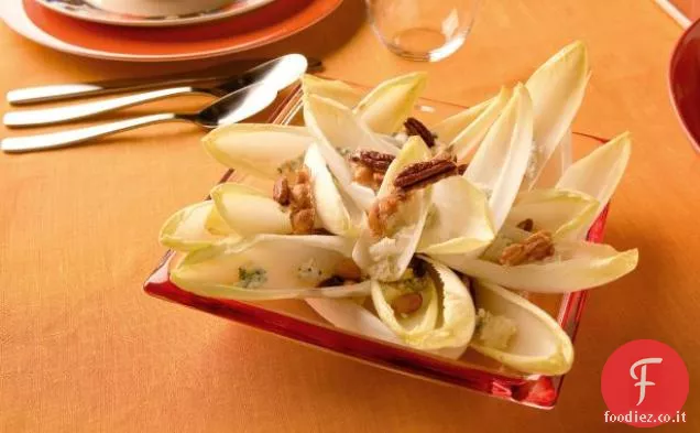 Insalata di indivia con noci pecan candite e formaggio blu Maytag