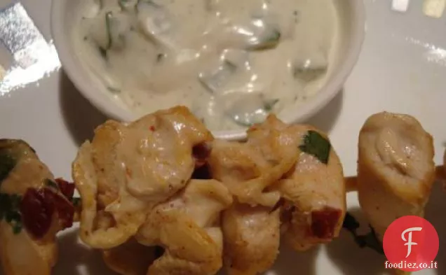 Spiedini di pollo Chipotle con salsa di coriandolo immersione cremosa
