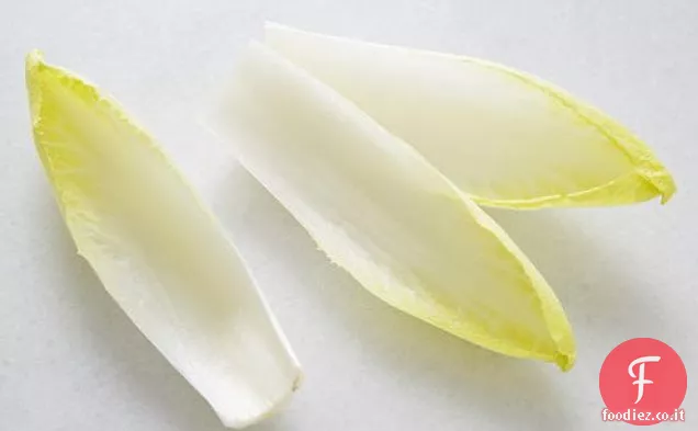 Insalata di Indivia con Limone Meyer, Fave e olive oleate