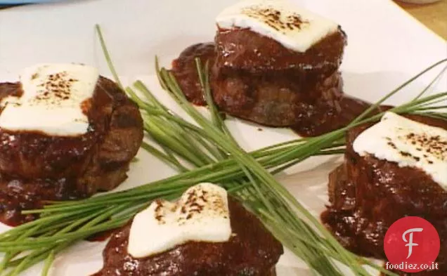 Filetto Mignon in crosta di pepe nero con formaggio di capra tostato e salsa rossa al Cile cotta due volte