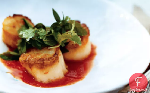 Capesante di mare scottate con salsa di citronella e insalata di basilico, menta e coriandolo