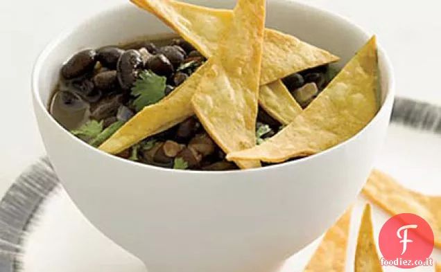Zuppa di fagioli neri con tortillas croccanti