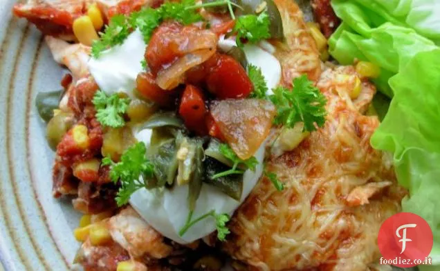 Pollo affumicato e Chorizo messicano Enchilada casseruola al forno