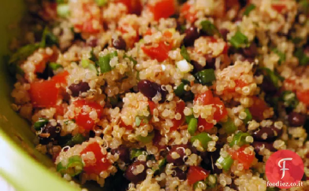 Insalata di quinoa di fagioli neri e pomodori
