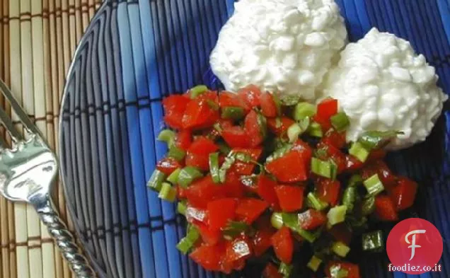 Insalata di pomodoro servita con ricotta