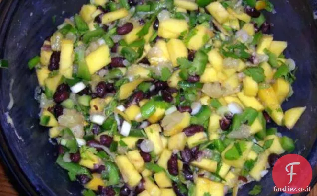 Frutta e salsa di fagioli neri