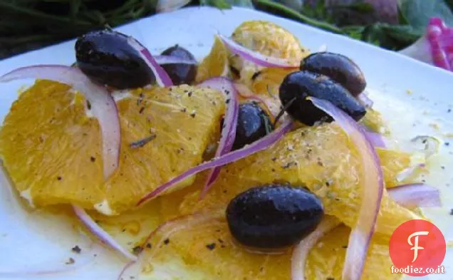 Arancia, cipolla rossa e insalata di olive nere