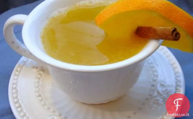 Bevanda calda alle mandorle all'arancia