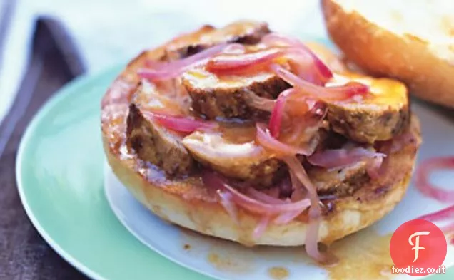 Panini di maiale alla brace con cipolla rossa in salamoia