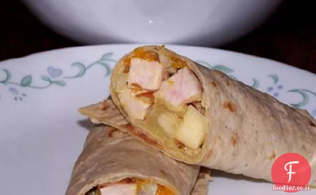 Insalata di frutta, noci e pollo con salsa di maionese al curry